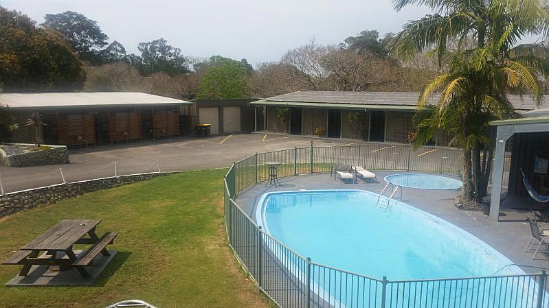 Swimming Pool and Barbeque facilities at Motel Kempsey